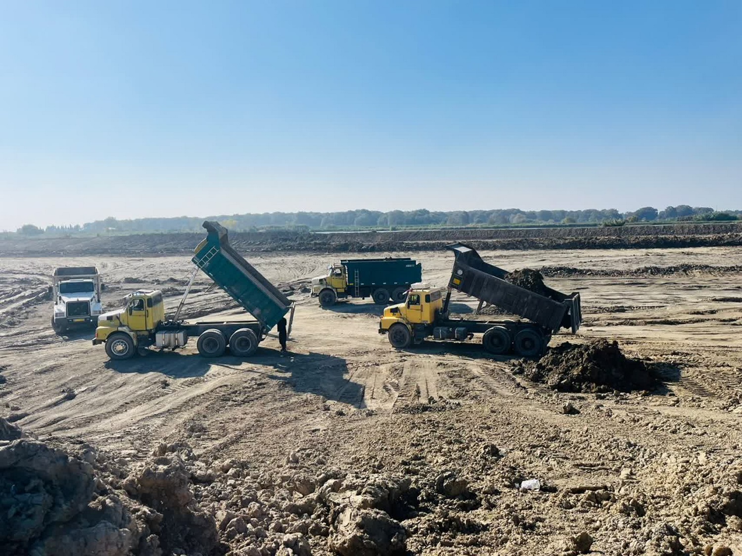 خاکبرداری غیرمجاز از یک آب‌بندان در میاندورود متوقف شد